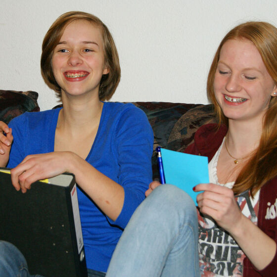 trainees Pia Rinne und Hannah Schwenke
