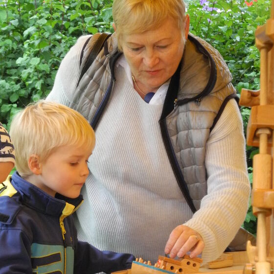 Mariam (5)  und Großmutter  Barbara Merk