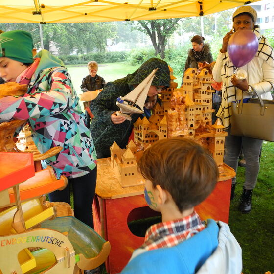 eine murmelbahn im garten von st. thomas