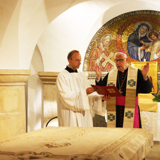 Bischof Trelle und Markus Röde in der Krypta