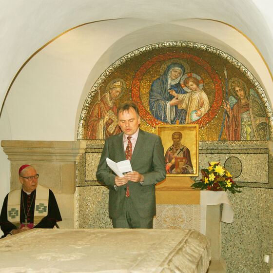Dr Lutz und Bischof Trelle in der Krypta