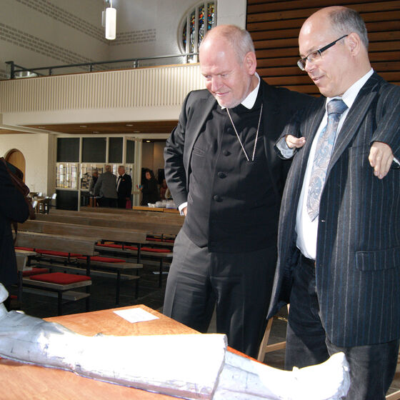 Gorka und Borcholt betrachten Jesusfigur