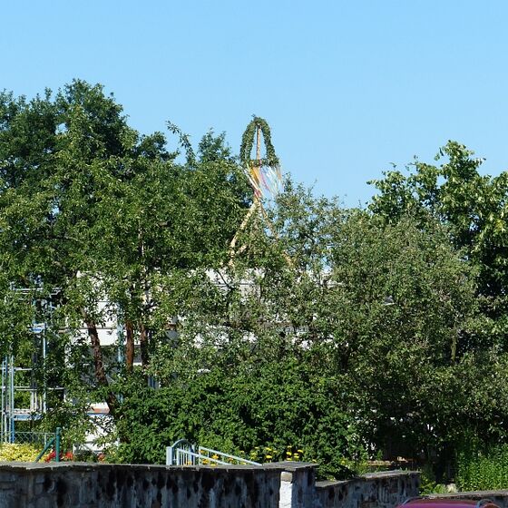 Hinter Bäumen verborgen - Kapelle mit Kolumbarium