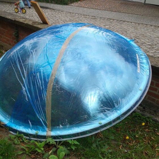 Die Glaskuppel, noch mit Schutzverpackung