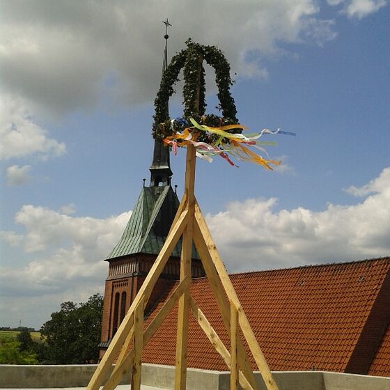 Zwischen den Bauaktivitäten wurde am 07.07. Richtfest gefeiert.