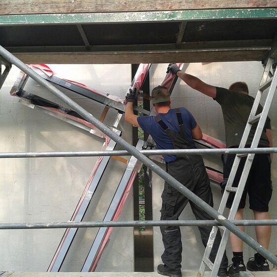 12. und 13.08. Mit dem Einbau der Kreuzfenster und der Türenanlage war die Kapelle wetterdicht.