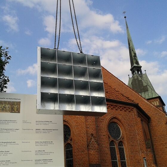 13.08. Arbeiten an der Fassade mit dem Einbau der Kolumbarienfächer