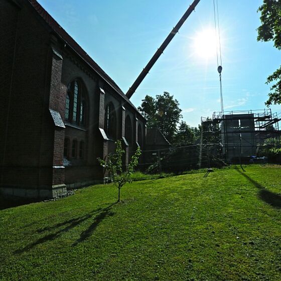 Neben der Kirche sieht man die Dimensionen