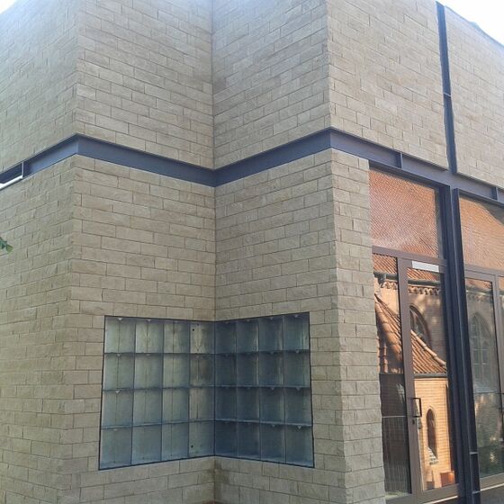 Außenansicht mit Glasfenstern