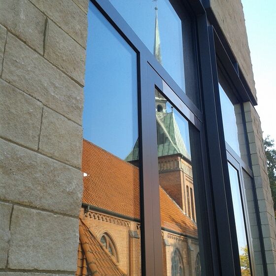 Die neugotische Kirche spiegelt sich