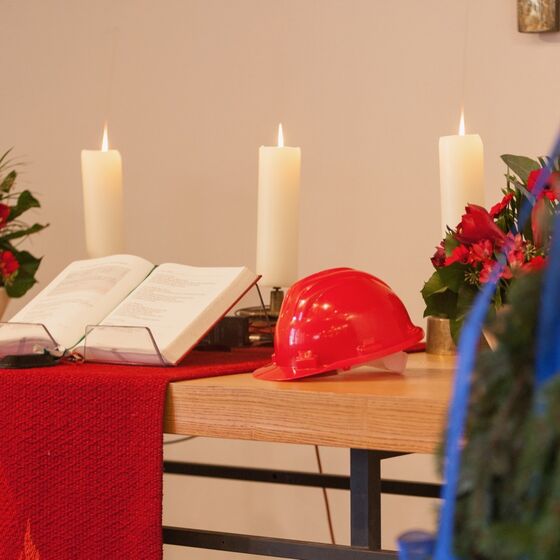 Rot in Rot: Bau-Helm und Parament auf dem Altar