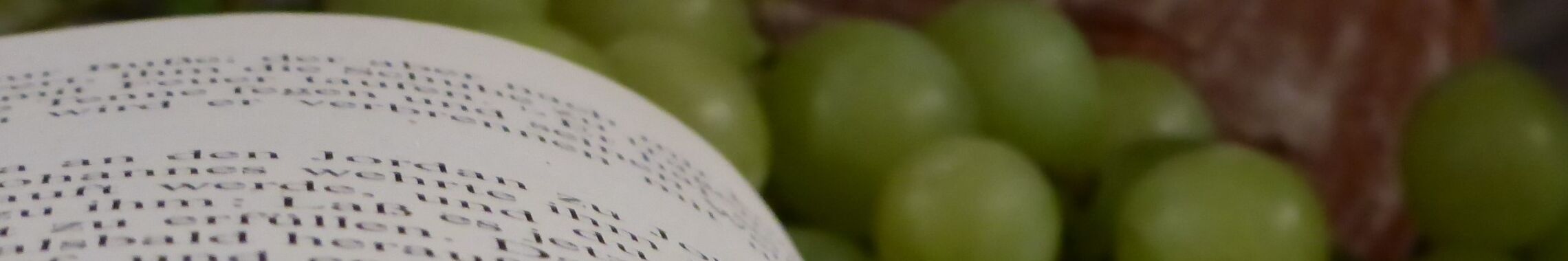 Brot und Trauben auf dem Altar
