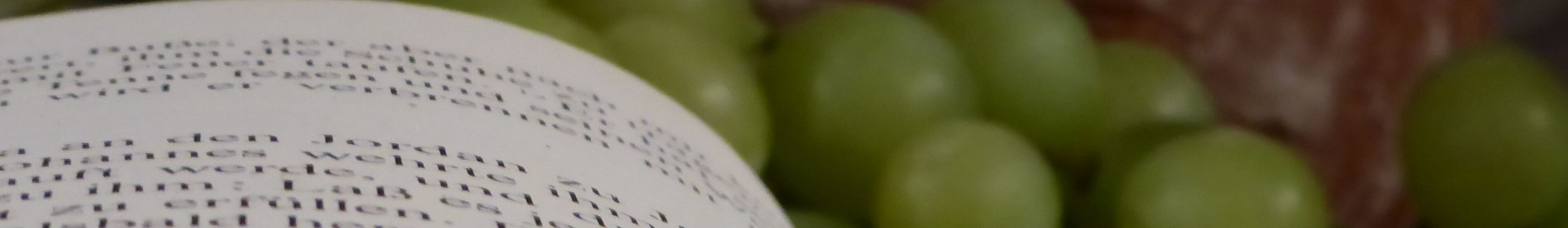 Brot und Trauben auf dem Altar