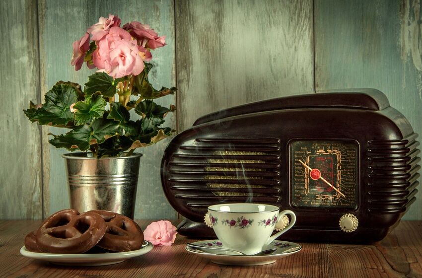 Kaffeetafel mit Radio 