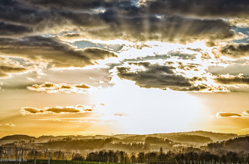 Sonne bricht durch die Wolken