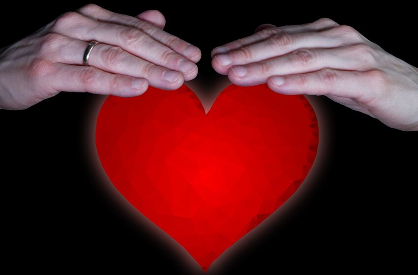 Segnende Hände über einem Herzen