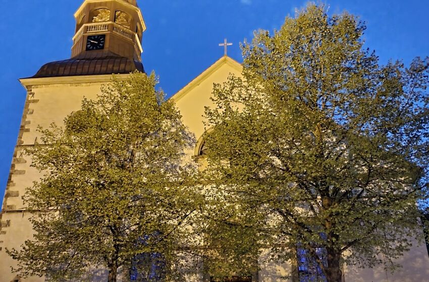 Südportal - Blau beleuchtet