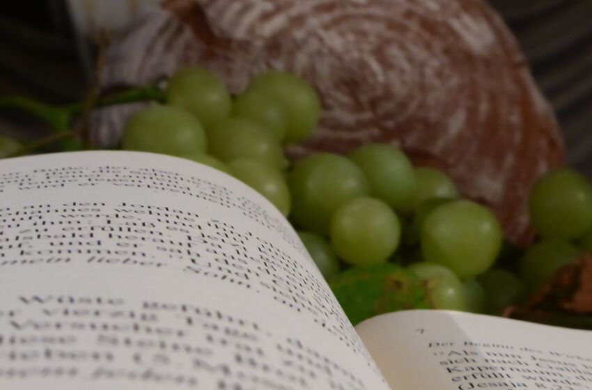 Brot und Trauben auf dem Altar