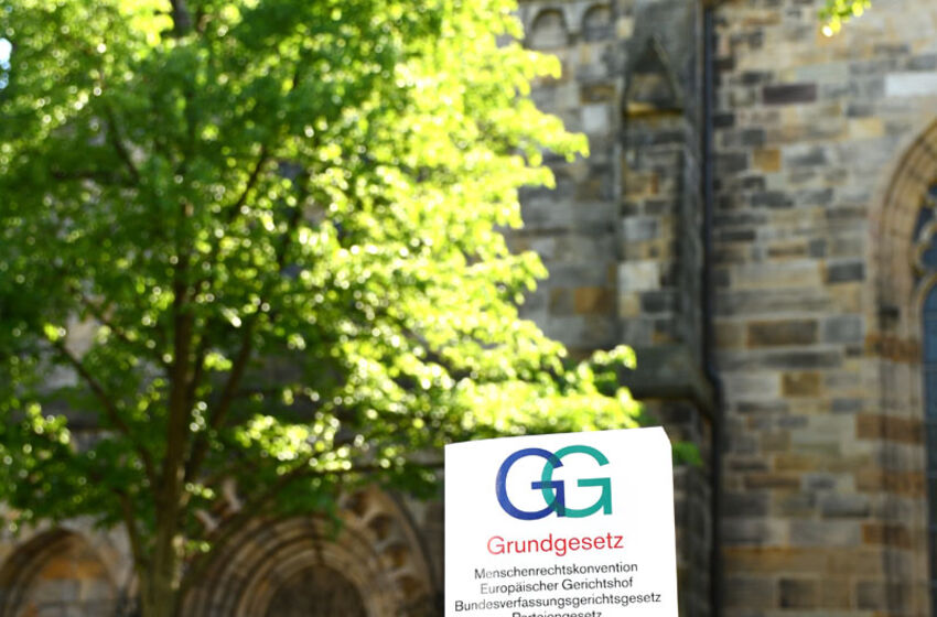 Grundgesetz vor Münsterkirche