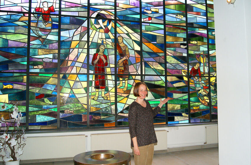 Pastorin Burgk-Lempart vor Glasfenster