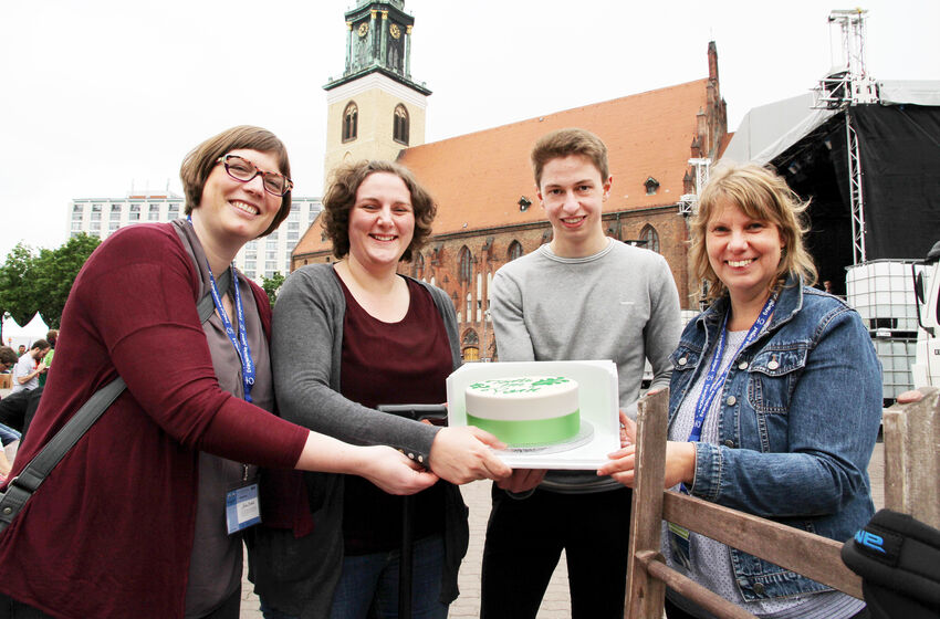 Torte im Park Berlin Team mit Torte