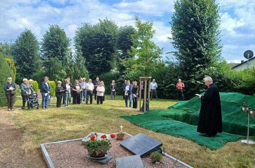 Auf dem Elzer Friedhof gedachten Elzer Bürger:innen zusammen mit Pastor Dr. Jens-Arne Edelmann der vor 200 Jahren vestorbenen Menschen aus Elze. 