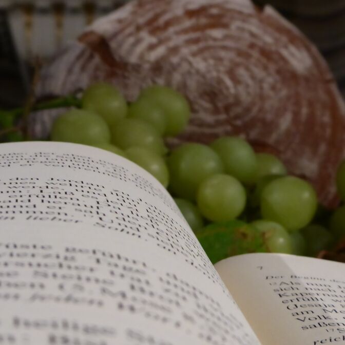 Brot und Trauben auf dem Altar