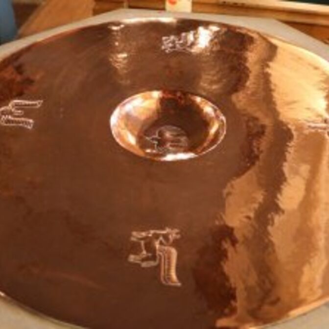 Taufschale auf dem Taufbecken